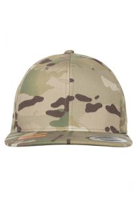Kamufleret baseballcap med en flad skygge, lavet af stof. Har forskellige nuancer af grøn, brun og tan i et klassisk mønster.