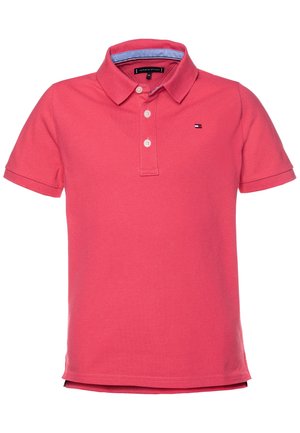 Herren-Polohemd in Korallenrosa mit kurzen Ärmeln, zwei weißen Knöpfen und kleinem Tommy Hilfiger-Logo auf der linken Brust.