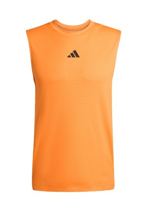 Orange ärmlös träningsskjorta av lättviktstyg, med en svart Adidas-logotyp på bröstet och ett texturerat geometriskt mönster.