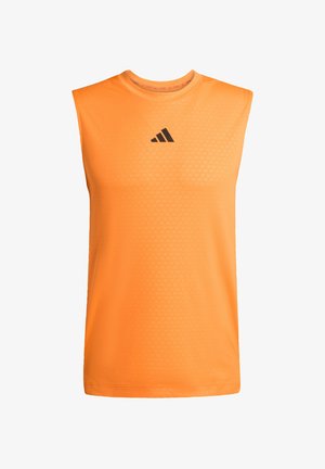 Oranges ärmelloses Sportshirt aus leichtem Stoff mit einem schwarzen Adidas-Logo auf der Brust und einem strukturierten geometrischen Muster.