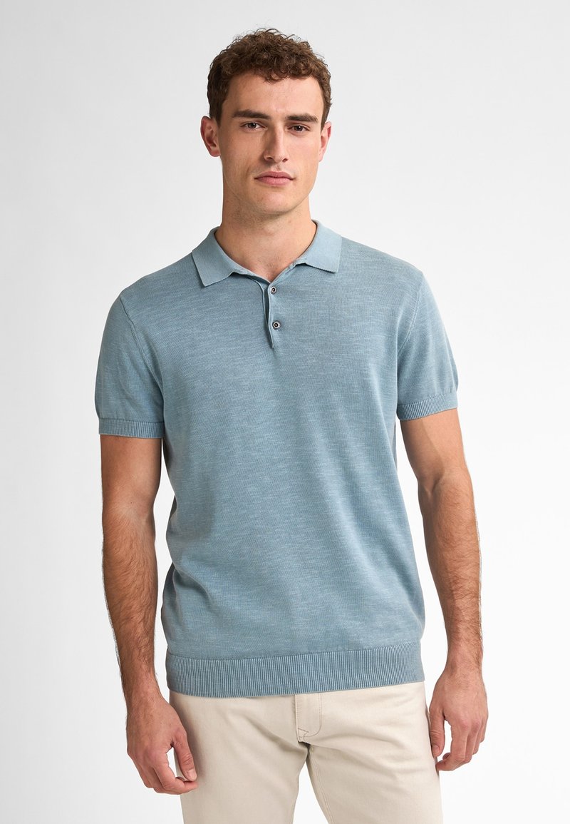 Světle modrá polo košile s krátkým rukávem vyrobená z texturované tkaniny, s klasickým límečkem, tříknoflíkovým zapínáním a žebrovaným lemem.