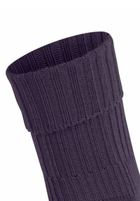 Calzino a coste di colore viola scuro con risvolto, che mostra texture e profondità su uno sfondo bianco.