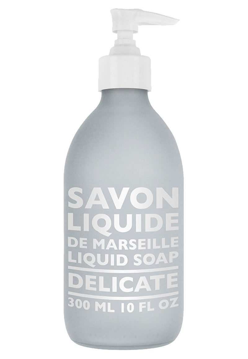 Bouteille de savon liquide gris givré avec une pompe blanche, comportant un texte noir : "Savon Liquide de Marseille Savon Liquide Délicat 300 ML 10 FL OZ."