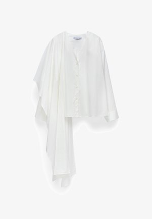 Biała koszula na guziki z dekoltem w kształcie litery V, z nierówno drapowanym materiałem z jednej strony, długimi rękawami i miękką fakturą.