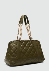 Borsa a tracolla in pelle trapuntata verde oliva con doppi manici in tessuto e catena, caratterizzata da un design spazioso e una texture liscia. Finiture in tonalità oro.