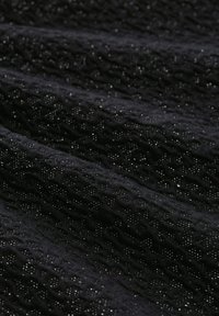 Fekete textúrájú anyag, szőtt mintázattal és finom csillogással, kiemelkedő mintákkal és puha felülettel. Kiválóan alkalmas különféle textil alkalmazásokhoz.