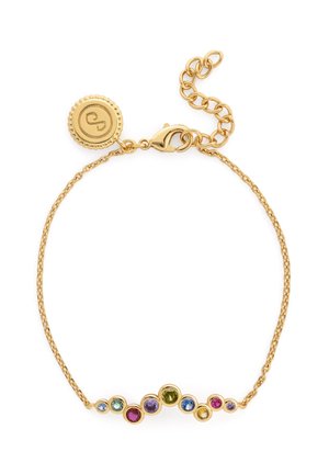 Pulsera de cadena dorada con una variedad de piedras preciosas redondas de colores y tamaños variados, con cierre de langosta y un dije con el logo en relieve.