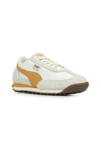 Le sneakers Puma Easy Rider presentano una tomaia in tessuto bianco, una suola in gomma marrone e dettagli in suede beige con una texture pelosa. Chiusura con lacci.