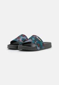 Sandali neri con zeppa caratterizzati da un vivace motivo floreale tropicale sulla strap superiore, dotati di una suola in gomma texturizzata per aderenza e comfort.