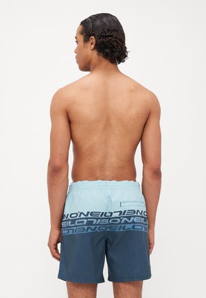 Un short de bain bleu clair et bleu foncé avec une taille élastique, arborant un logo O'Neill bien visible en couleurs contrastées sur l'arrière.