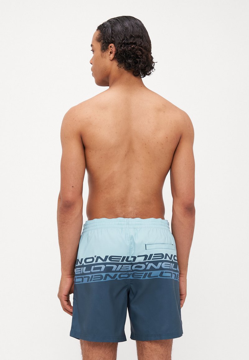 Un short de bain bleu clair et bleu foncé avec une taille élastique, arborant un logo O'Neill bien visible en couleurs contrastées sur l'arrière.