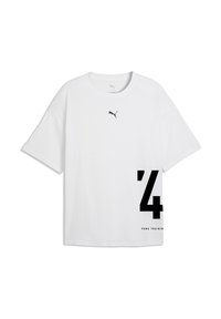 T-shirt blanc à manches courtes avec un col rond et un grand motif graphique noir comportant '4' et 'PUMA TRAINING' sur le côté inférieur.