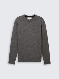 Pilkas megztas megztinis su apvalia iškirpte, ilgomis rankovėmis ir tekstūruota medžiaga. Apačioje kairėje pusėje yra mažas logotipas.