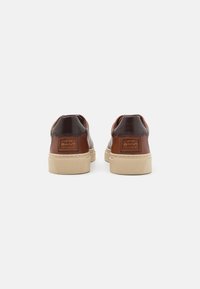 GANT MC JULIEN - Sapatilhas - cognac/dark brown