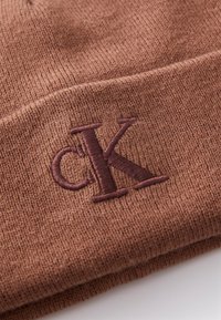 Calvin Klein Jeans MONOGRAM EMBRO BEANIE - Beanie - cognac/tonal dark