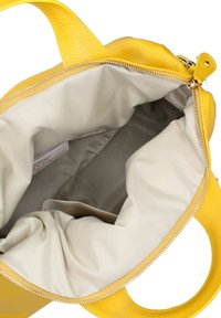Borsa a mano gialla in pelle con una texture liscia, chiusura con zip e interno in tessuto di colore chiaro. Presenta manici arrotondati e tasca interna.
