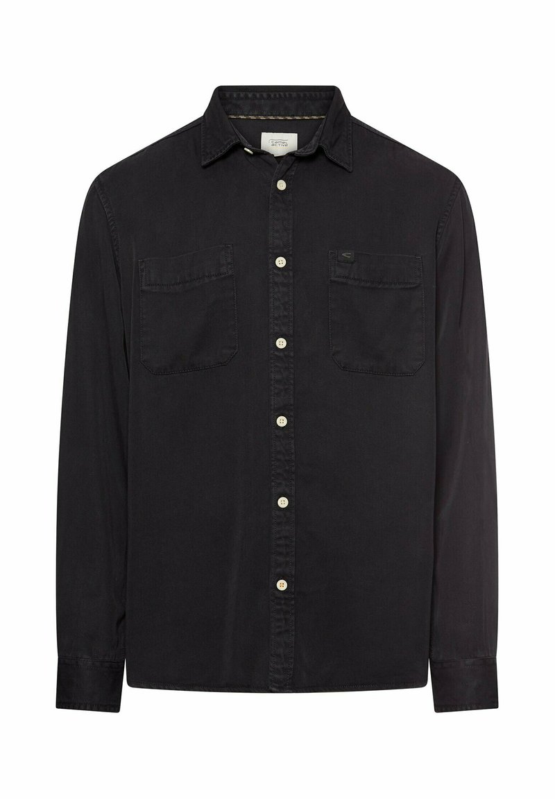 Czarna koszula z długim rękawem wykonana z bawełny, z zapięciem na guziki z przodu, ostrym kołnierzykiem, dwoma kieszeniami na piersi oraz kremowymi guzikami.