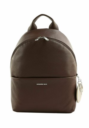 Sac à dos en cuir texturé marron foncé avec poignée supérieure, poche zippée à l'avant, fermetures éclair argentées et un porte-clés rond attaché sur le côté.