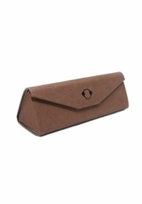 Brun, trekantet etui med en blød suede tekstur. Har en klaplukning og en sort logoaccent fortil.