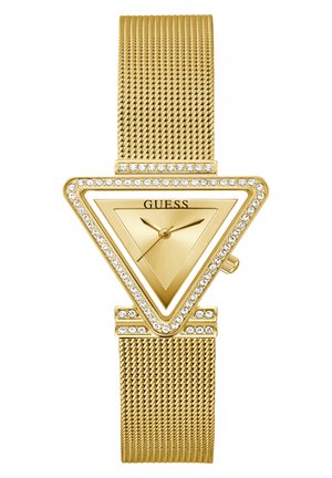 Montre triangulaire dorée avec des accents en cristal, bracelet en maille et un cadran doré minimaliste avec le nom de la marque "GUESS."