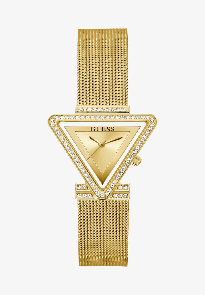 Arany háromszög formájú óra kristálydíszítéssel, hálós pánttal, és egy minimalista arany számlappal, amelyen a "GUESS" márkanevének felirata látható.