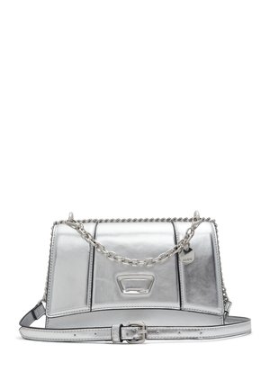 Sac bandoulière argenté métallisé avec détail chaîne, forme rectangulaire, fermoir avant et bandoulière réglable avec boucle.