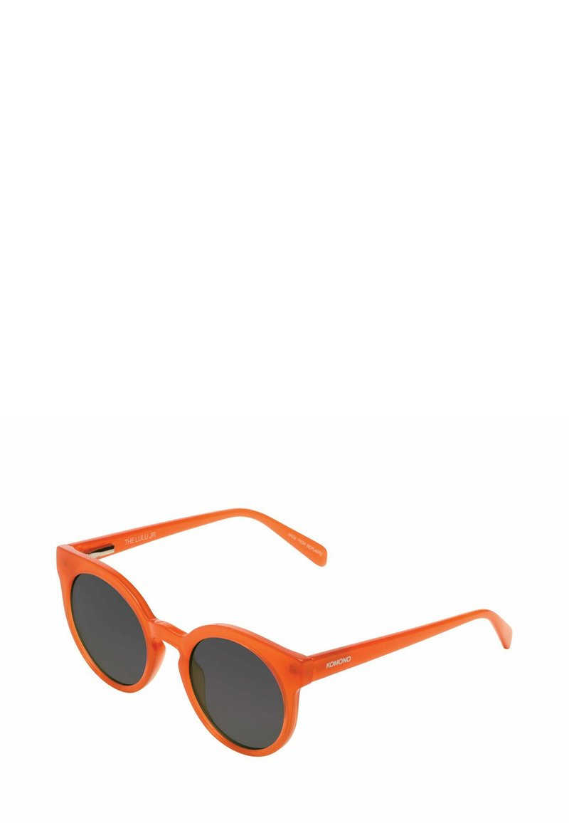 Lunettes de soleil rondes avec une monture orange brillante et des verres sombres. Comprend des branches fines avec une gravure de marque sur la tempête.