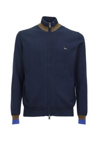 Suéter con cierre en navy y cuello alto, puños acanalados en marrón y azul que contrastan, y un sutil detalle del logo en el pecho. Material suave.