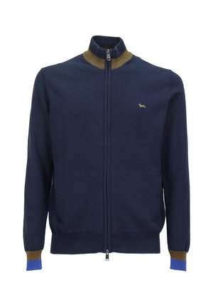 Marineblauer Zip-Jumper mit hohem Kragen, kontrastierenden braunen und blauen Rippenbündchen und dezentem Logodetail auf der Brust. Weiches Material.