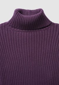 Lila gerippter Rollkragenpullover mit hohem Kragen; die weiche Textur und die vertikalen Streifen steigern seine visuelle Anziehungskraft.
