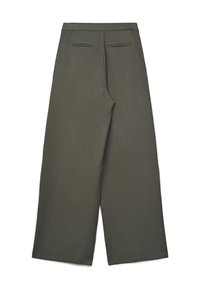 Pantalons à jambes larges en tissu vert olive, avec deux poches arrière et une texture lisse. Design minimaliste sans motifs visibles.