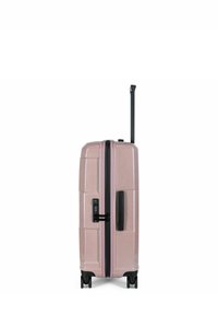 Valigia rigida in oro rosa con finitura testurizzata, dotata di un manico retrattile nero, chiusura a zip e lucchetto a combinazione integrato.