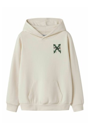 Sweat à capuche couleur crème avec poche avant et petit graphisme vert avec des flèches et du texte sur le haut gauche de la poitrine.