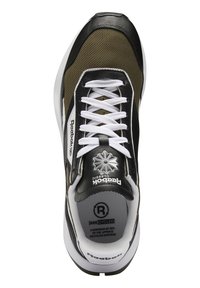 Černo-olivová teniska s bílými tkaničkami, texturovaným nylonovým svrškem, gumovou podrážkou a logem Reebok na jazyku a boku.