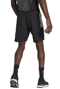 Zwarte sportshorts van een gladde stof, met witte strepen aan de zijkant, een trekkoord in de taille en geperforeerde details voor ademend vermogen.