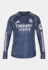 Maglia da calcio a maniche lunghe di colore blu navy realizzata in tessuto traspirante, con strisce bianche, loghi degli sponsor e un design testurizzato con colletto rotondo.