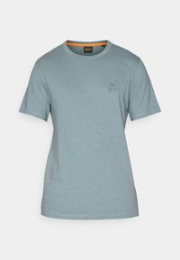 T-shirt bleu clair à manches courtes et col rond, avec un petit logo carré BOSS sur le côté gauche de la poitrine et une bordure orange à l'intérieur du col.