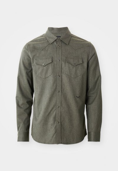 Camicia verde a maniche lunghe con bottoni, realizzata in tessuto testurizzato. Presenta due taschini sul petto e un colletto a punta con dettagli a yoke in stile western.