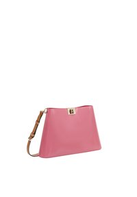 Borsa a mano in pelle sintetica rosa con un design strutturato, chiusura in metallo dorato e tracolla in pelle removibile. Texture liscia e forma moderna.
