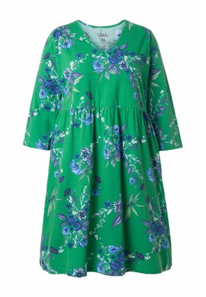 Groene bloemenjurk met een V-hals, driekwart mouwen, een geplooide taille en blauwe bloemmotieven op een gestructureerde stof.