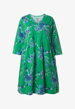 Groene bloemenjurk met een V-hals, driekwart mouwen, een geplooide taille en blauwe bloemmotieven op een gestructureerde stof.