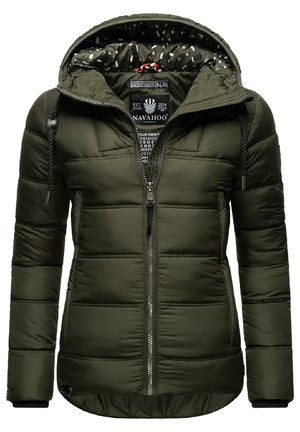 Grøn polstret jakke med hætte og sorte snore, lynlås foran, sidelommer og trykt inderfoer.