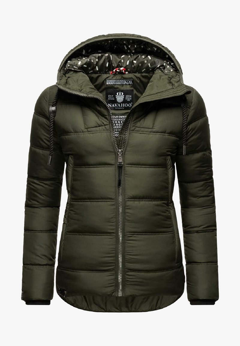 Veste matelassée verte avec capuche et cordons noirs, fermeture éclair à l'avant, poches latérales et doublure intérieure imprimée.
