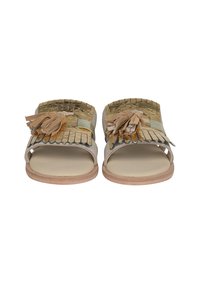 Jasne sandały z płaską podeszwą. Cechy to teksturowana metaliczna złota cholewka, frędzle oraz otwarty design.