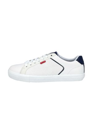 Zapatilla blanca de perfil bajo con panel lateral de malla, acento azul marino en el talón, cordones blancos y una pequeña etiqueta roja de Levi's en el lateral.