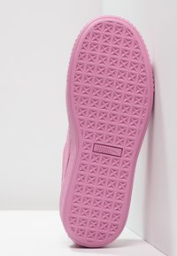 Růžová podešev tenisky se strukturovaným designem, který obsahuje diamantový vzor a značkovou logo. Materiál vypadá jako gumový a odolný.