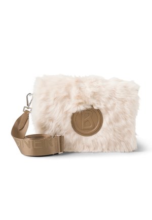 Tas van nep bont in zacht beige met een ronde logopatch en een afneembare band met de merknaam in beige. Rechthoekige vorm.