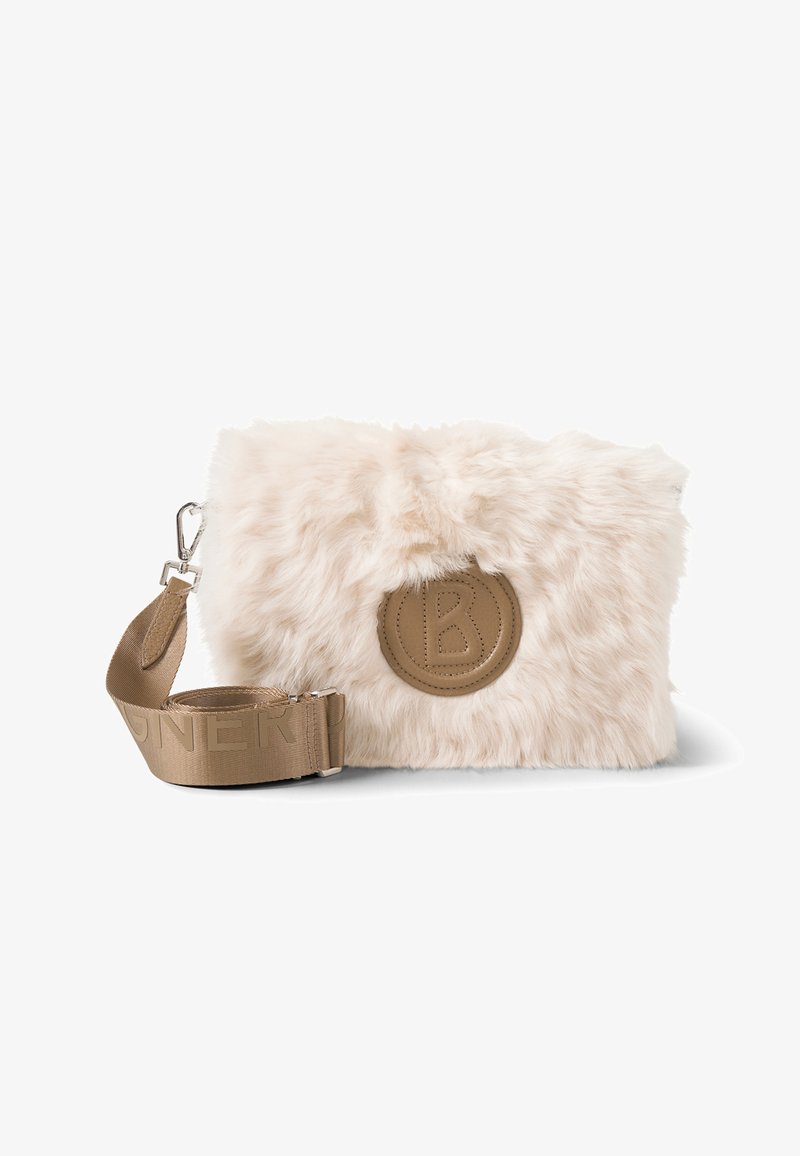 Torba ze sztucznego futra w delikatnym beżu z zaokrągloną naszywką z logo oraz odpinanym paskiem z nazwą marki w kolorze beżowym. Prostokątny kształt.