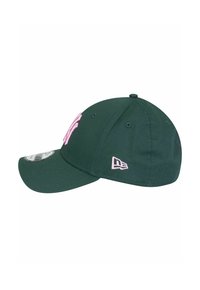 Grüne Baseballmütze mit einem gebogenen Schirm, die pinke gestickte Buchstaben und ein kleines Logo an der Seite zeigt; der Stoff wirkt glatt mit Nähdetails.