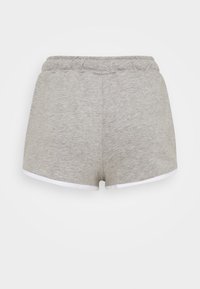 Pantaloni shorts in cotone grigio con cintura elastica e bordi bianchi all'orlo. Texture morbida, design casual e vestibilità fino al ginocchio.